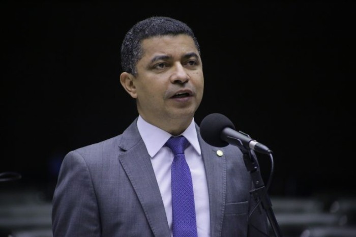 Deputados cobram investigação de denúncias contra ministro da Educação