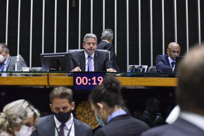 Câmara realiza sessão para votar propostas nesta quarta