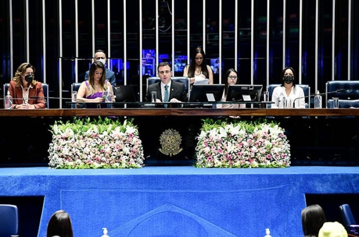 Diploma Bertha Lutz homenageia Maria da Penha e reconhece luta pelos direitos das mulheres