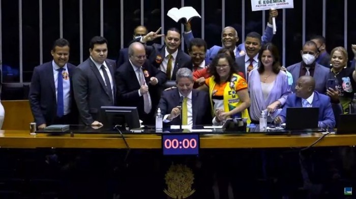 Câmara analisa proposta que quebra o monopólio governamental na fabricação de radioisótopos; acompanhe
