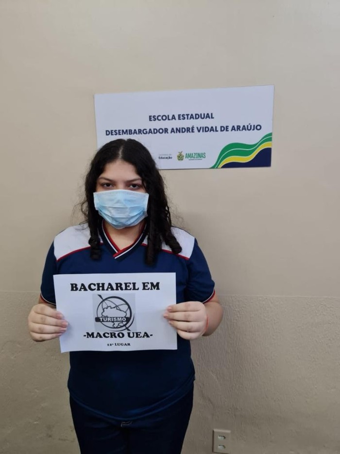 Em Manaus, estudante da EJA da rede estadual é aprovada no vestibular da UEA