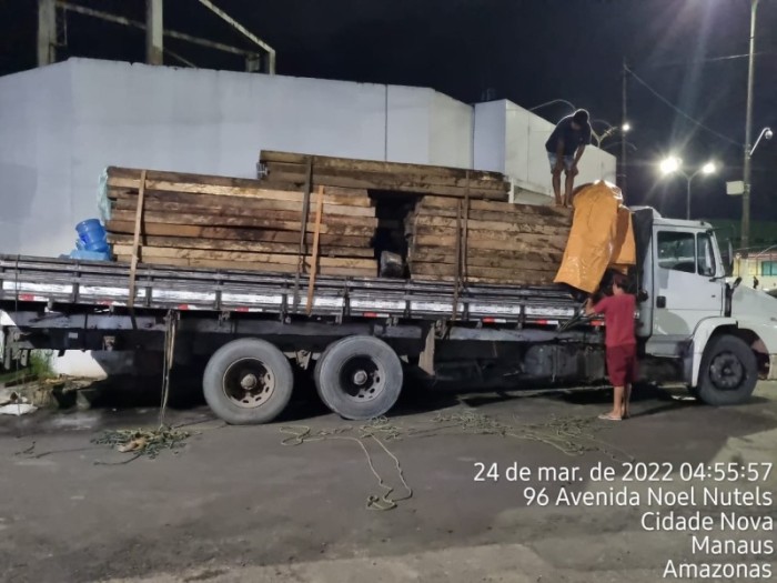 No bairro Nova Cidade, Polícia Militar apreende madeira de procedência ilegal