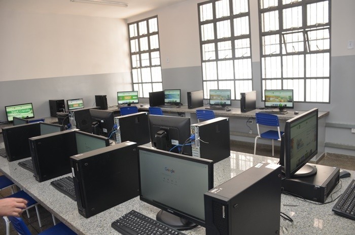 Estado entrega computadores para 200 escolas públicas