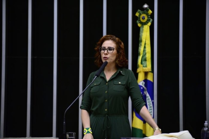 Projeto aumenta pena de estelionato com exploração sexual e contra refugiados