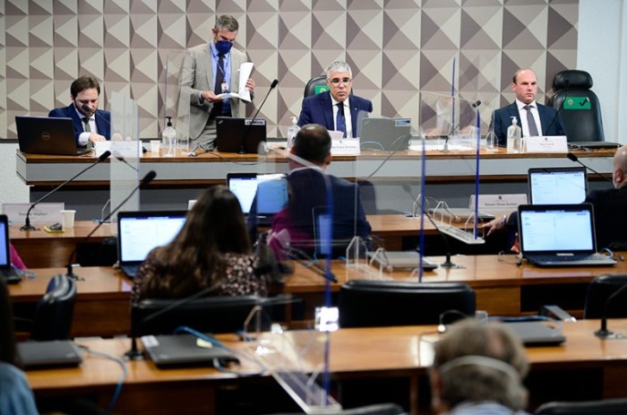 Defensores e críticos debatem constelação familiar na CAS
