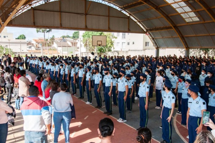 195 colégios cívico-militares recebem kits finais do uniforme 