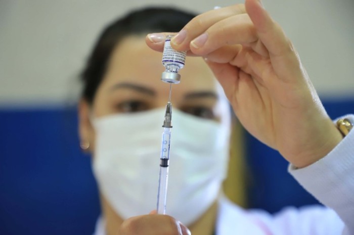 Paraná vai aplicar quarta dose contra a Covid-19 na população acima de 80 anos