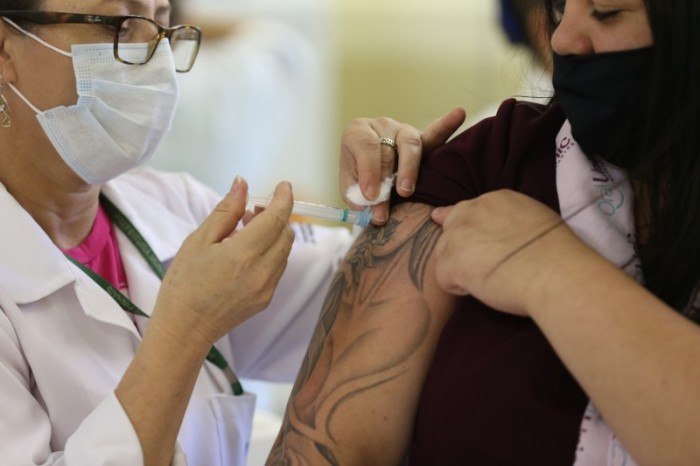4 milhões de paranaenses tomaram a dose de reforço contra a Covid-19