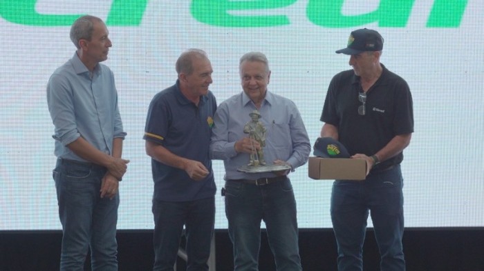 Ex-ministro Roberto Rodrigues recebe mérito ‘O Semeador’ durante Show Safra