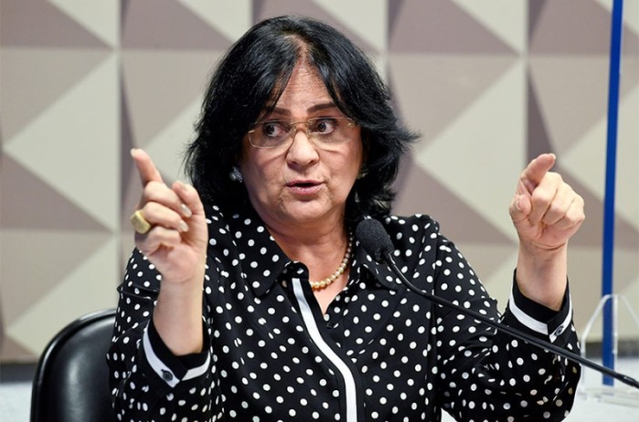 Ministra culpa imprensa por ligações antivacina para o Disque 100