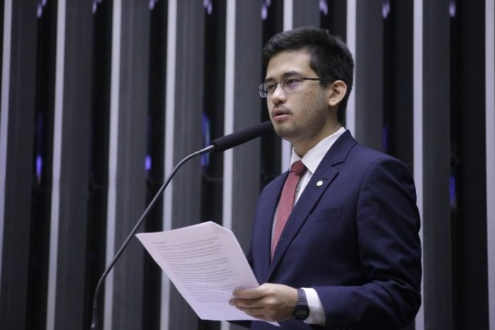 Proposta determina que planos municipais prevejam punição para quem descarta lixo em vias públicas