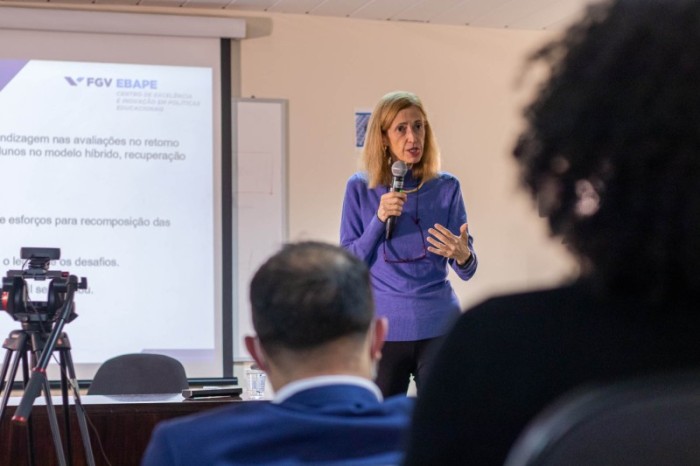 Especialista em Educação compartilha experiências e reflexões com profissionais da rede estadual