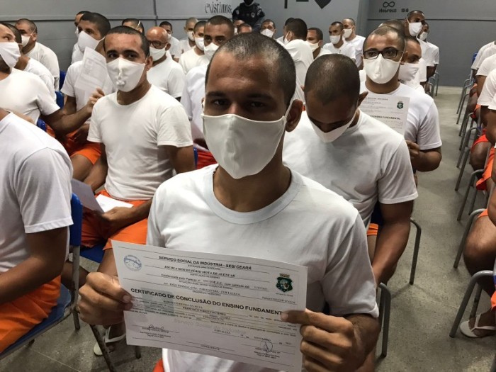 Internos do IPPOO II recebem certificados de conclusão do Ensino Fundamental e Médio