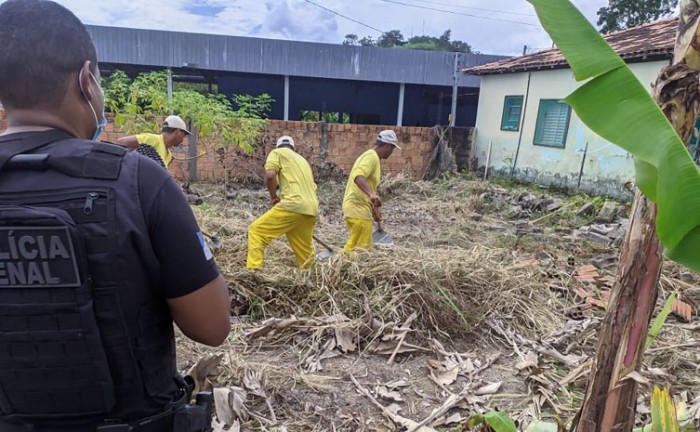 Seciju disponibiliza mão de obra de custodiados da Unidade Penal para limpeza de terreno em asilo de Arraias 