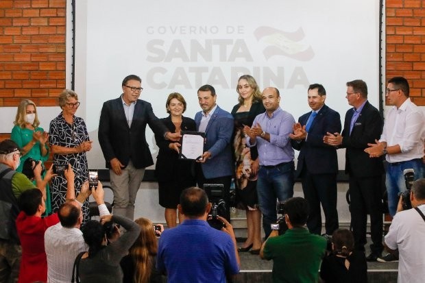 Carlos Moisés lança pedra fundamental de novo prédio e autoriza concurso público para FCEE