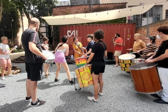 Performance homenageia a emblemática curitibana Gilda com cortejo carnavalesco