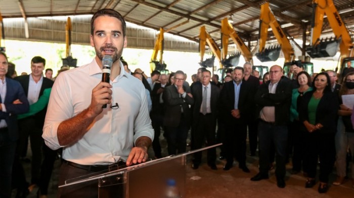 Estado entrega máquinas pesadas para municípios gaúchos