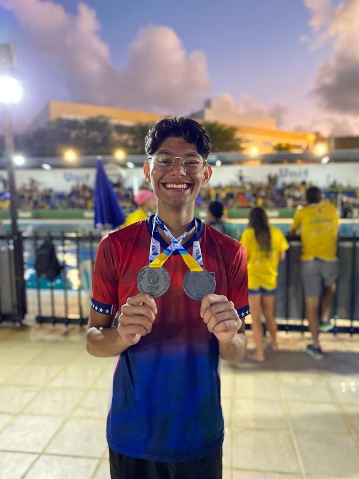 Atleta amazonense de natação garante medalha de prata nas provas de 50 e 200 metros costas na Gymnasiade Escolar
