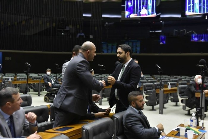 Daniel Silveira coloca tornozeleira eletrônica para evitar multa diária de R$ 15 mil