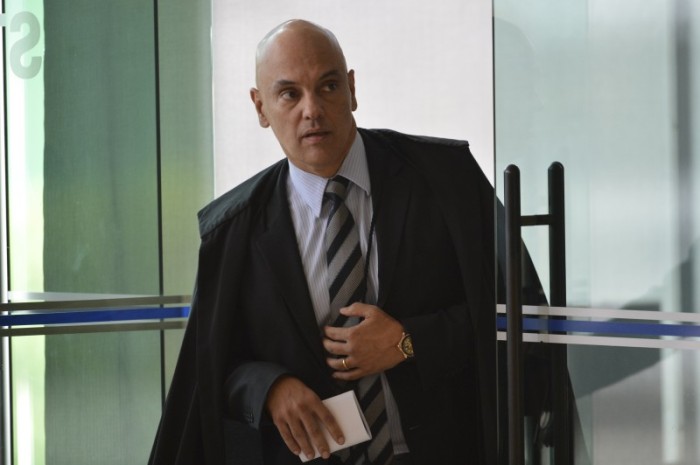 Ministro do STF manda deputado à PF para colocar tornozeleira