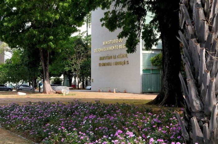 Governo bloqueia R$ 1,7 bilhão em emendas de relator