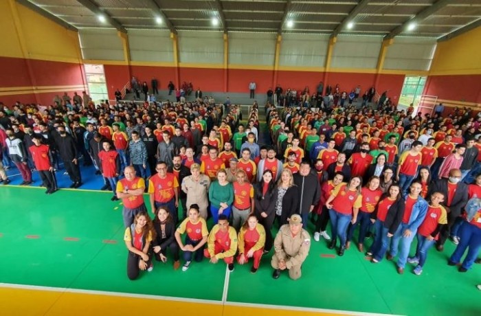 Com melhor avaliação entre as escolas cívico-militares, unidade de MS recebe uniformes