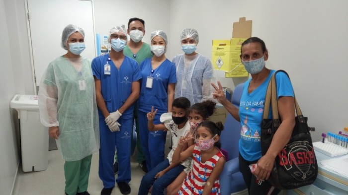 Hospital Delphina Aziz adota atendimento trilíngue no laboratório de análises clínicas