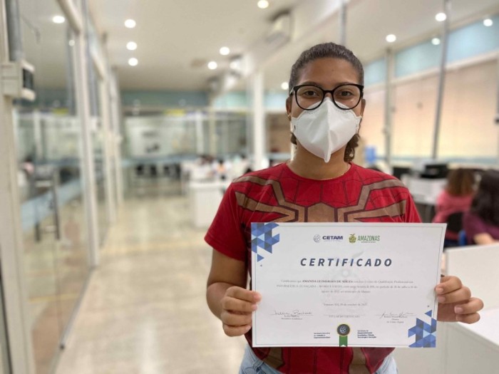 Sine Amazonas entrega certificados a participantes de cursos de qualificação em parceria com Cetam
