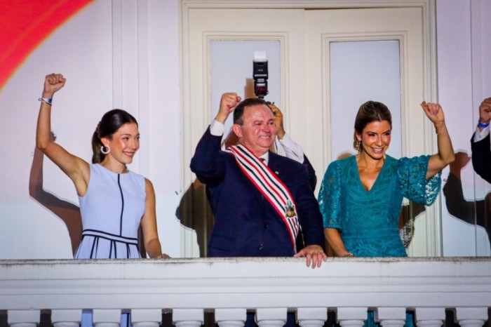 Flávio Dino entrega a faixa para Carlos Brandão, novo governador do Maranhão
