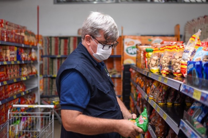 Procon-AM apreende produtos em supermercado na zona leste de Manaus