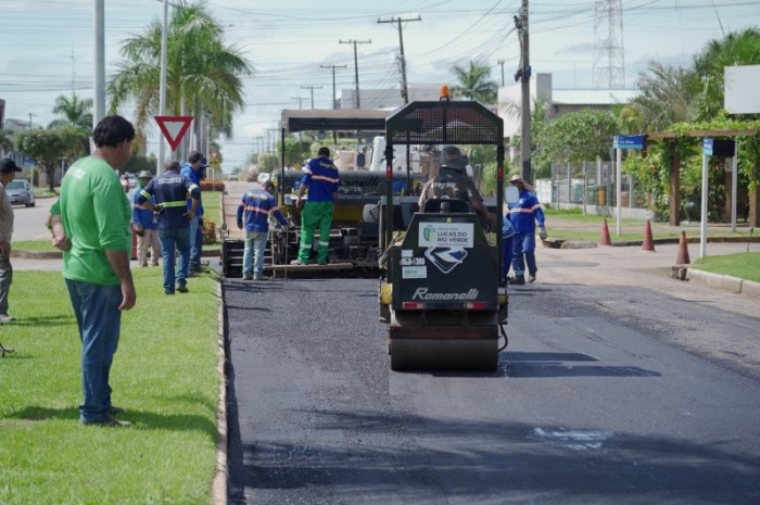 Prefeitura aplica CBUQ em avenidas que receberam rede de esgoto no Bandeirantes