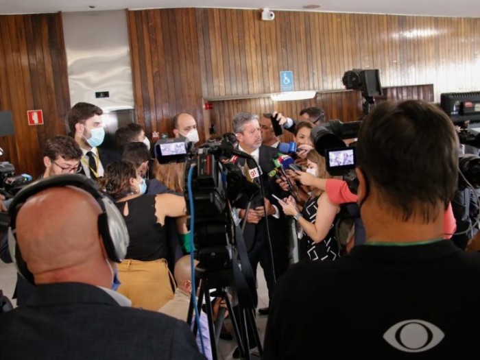 Lira quer votar urgência do projeto das fake news nesta quarta-feira