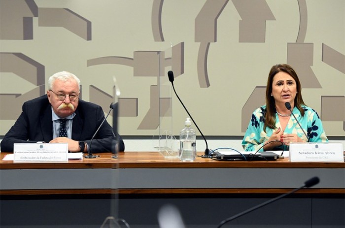 Kátia Abreu pede ao embaixador russo cessar-fogo na Ucrânia