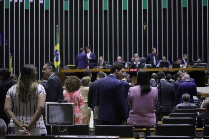 Câmara pode votar nesta quinta proposta que libera estados e municípios do investimento mínimo em educação