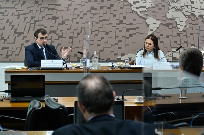 Brasil negocia com EUA mais acesso a fertilizantes do Irã, anuncia chanceler