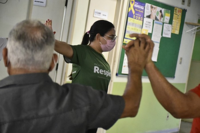No Dia Mundial da Atividade Física, RespirAR faz palestra e promove aula para idosos do Caimi André Araújo