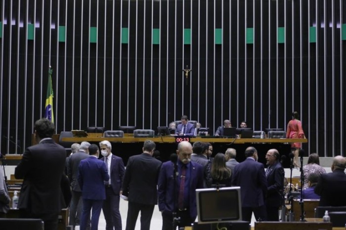 Plenário pode votar aumento extra do Auxílio Brasil nesta quarta