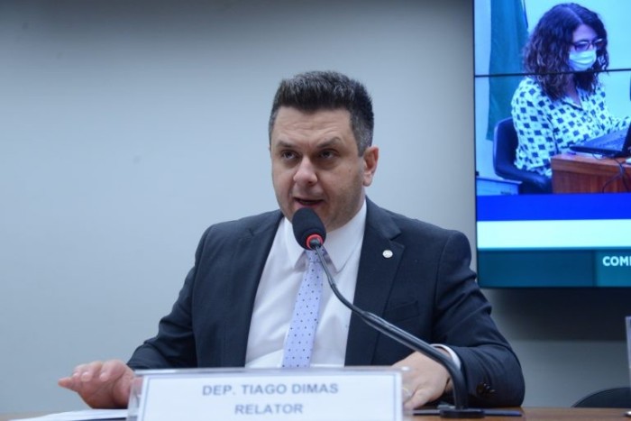 Comissão aprova proposta que desobriga estados e municípios do investimento mínimo em educação