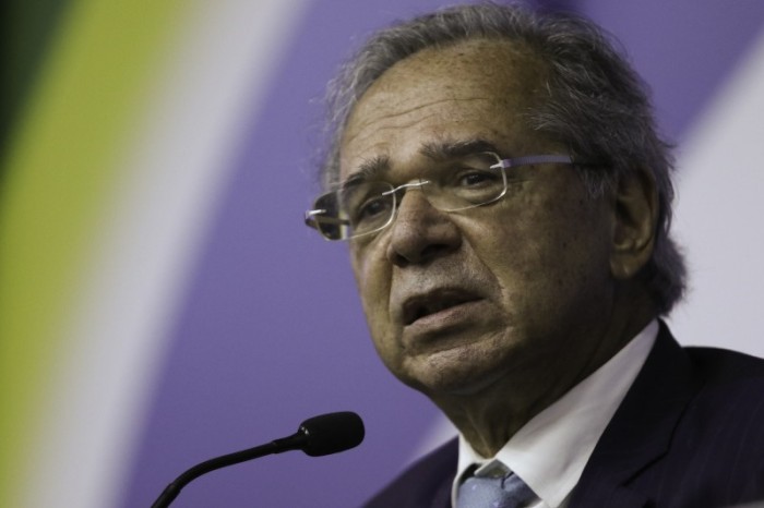 Conta de luz cairá 18% sem pôr empresas em risco, diz ministro