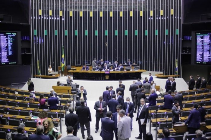 Câmara aprova em 1º turno proposta que libera investimento mínimo em educação; acompanhe