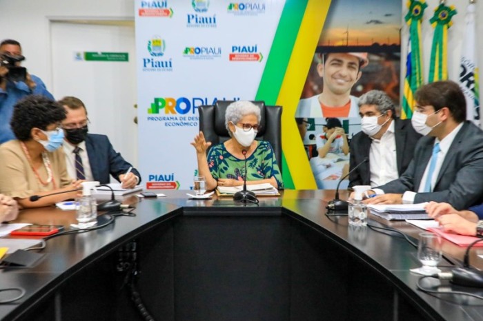 Regina Sousa assina contrato de gestão administrativa e compra de equipamentos para Nova Maternidade