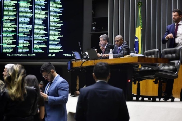 Deputados realizam sessão nesta quinta para análise de propostas