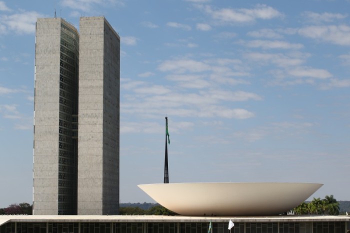 Senado pode criar CPI para investigar obras não concluídas