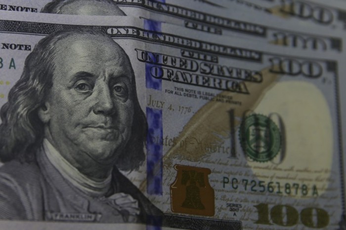 Dólar cai pela terceira vez seguida e fecha em R$ 4,67