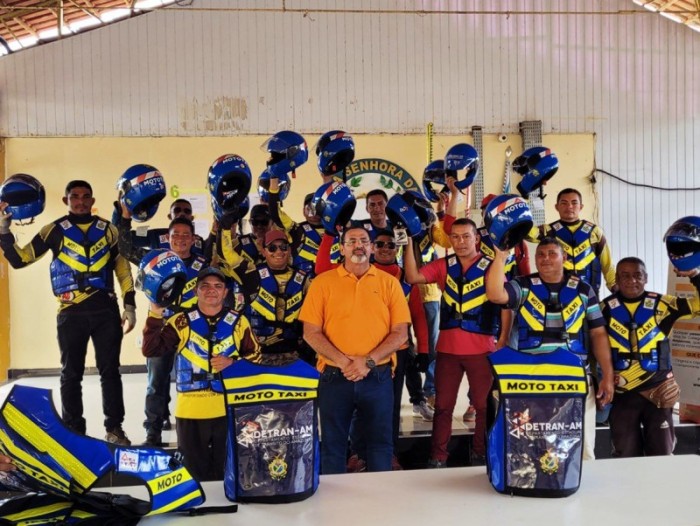 Governo do Estado entrega kits de segurança para mototaxistas do Careiro da Várzea e de Eirunepé