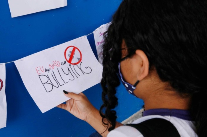 Escola da rede estadual realiza atividades para conscientizar estudantes sobre cyberbullying