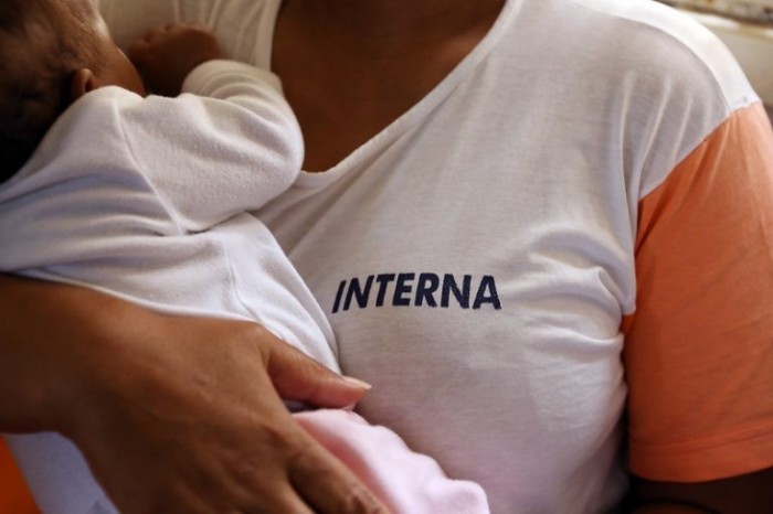 Entra em vigor lei que assegura tratamento humanitário a presa gestante ou puérpera