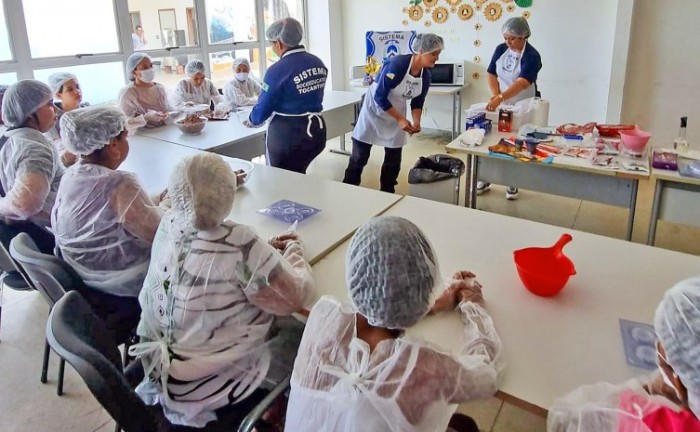 Agentes socioeducativas do Ceip Feminino de Palmas ministram oficina de confecção de ovos de Páscoa para mulheres atendidas pelo Cras Morada do Sol