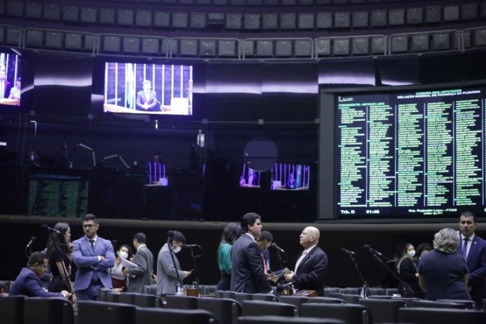 Câmara aprova urgência para alerta sobre Parkinson, e acordo adia votação sobre internet para aluno de escola pública
