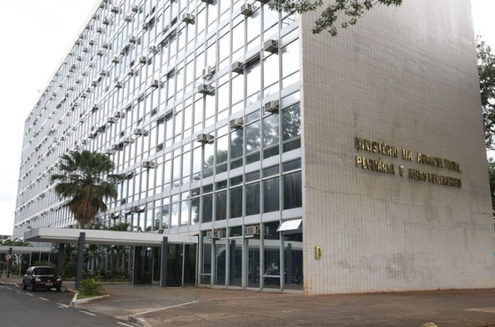 Lei prorroga contratos temporários no Ministério da Agricultura e na ANS